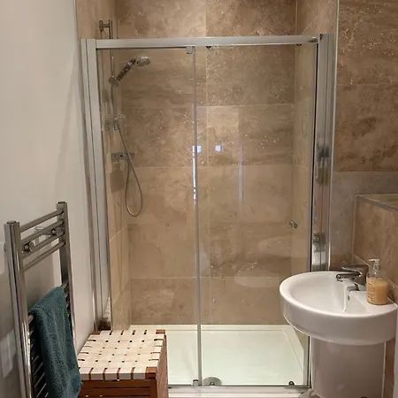 Stunning City Centre 4 Bedroom Penthouse - 2 Car Parking Spaces