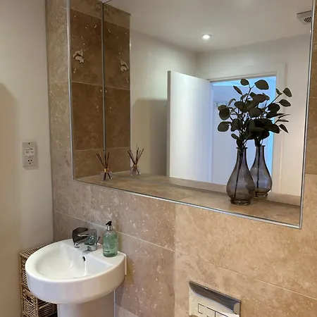 Stunning City Centre 4 Bedroom Penthouse - 2 Car Parking Spaces