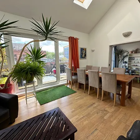 Stunning City Centre 4 Bedroom Penthouse - 2 Car Parking Spaces