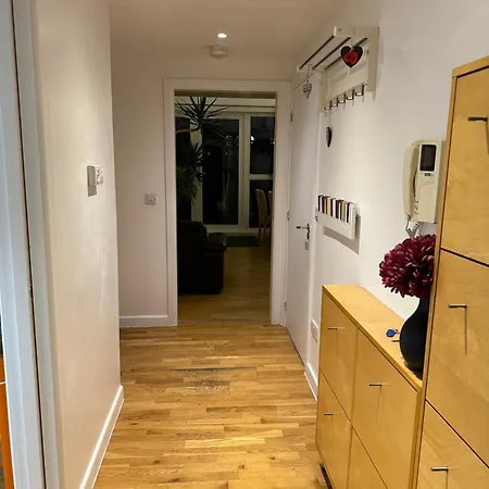 Stunning City Centre 4 Bedroom Penthouse - 2 Car Parking Spaces Apartment