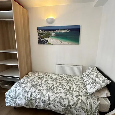 Stunning City Centre 4 Bedroom Penthouse - 2 Car Parking Spaces