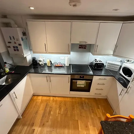Stunning City Centre 4 Bedroom Penthouse - 2 Car Parking Spaces