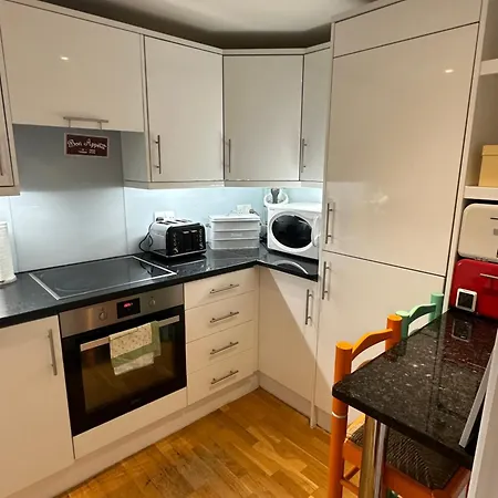 Stunning City Centre 4 Bedroom Penthouse - 2 Car Parking Spaces *
